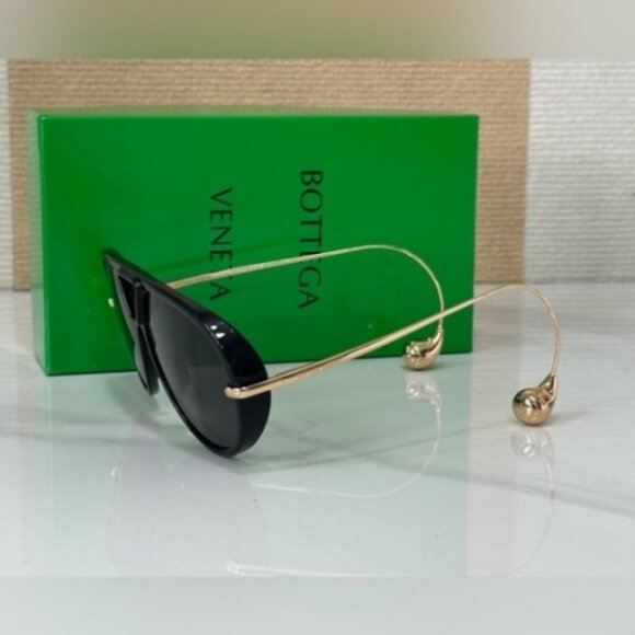 Golden Aviator Sunglasses for a Polished Look - Picture 2 of 5